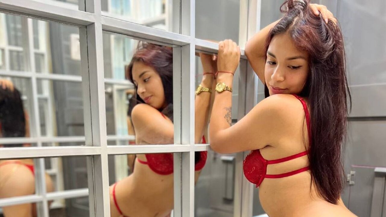 Enter to see naked HannahRodriguez