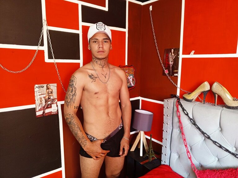 Enter to see naked LuisMedina