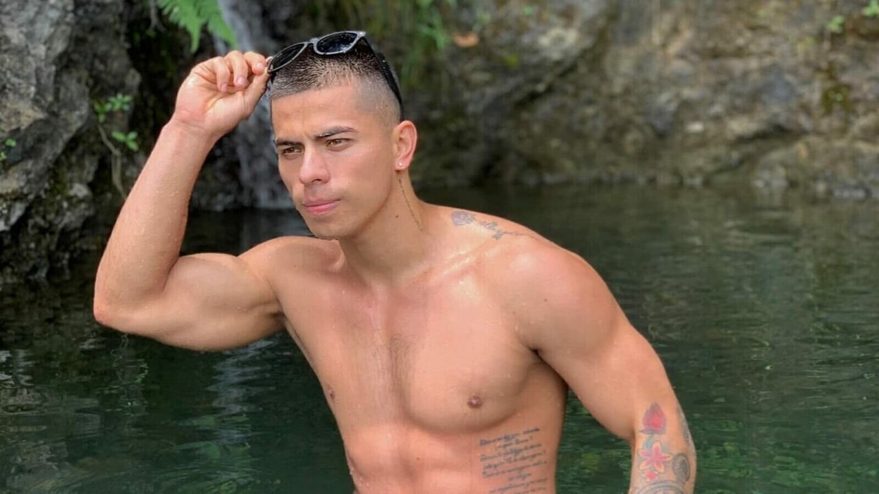Enter to see naked PauloCosta