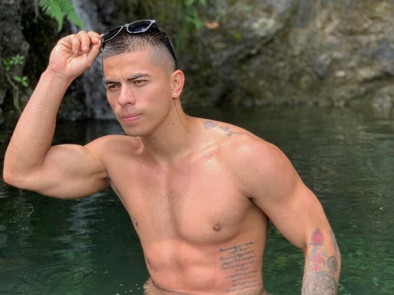 Enter to see naked PauloCosta